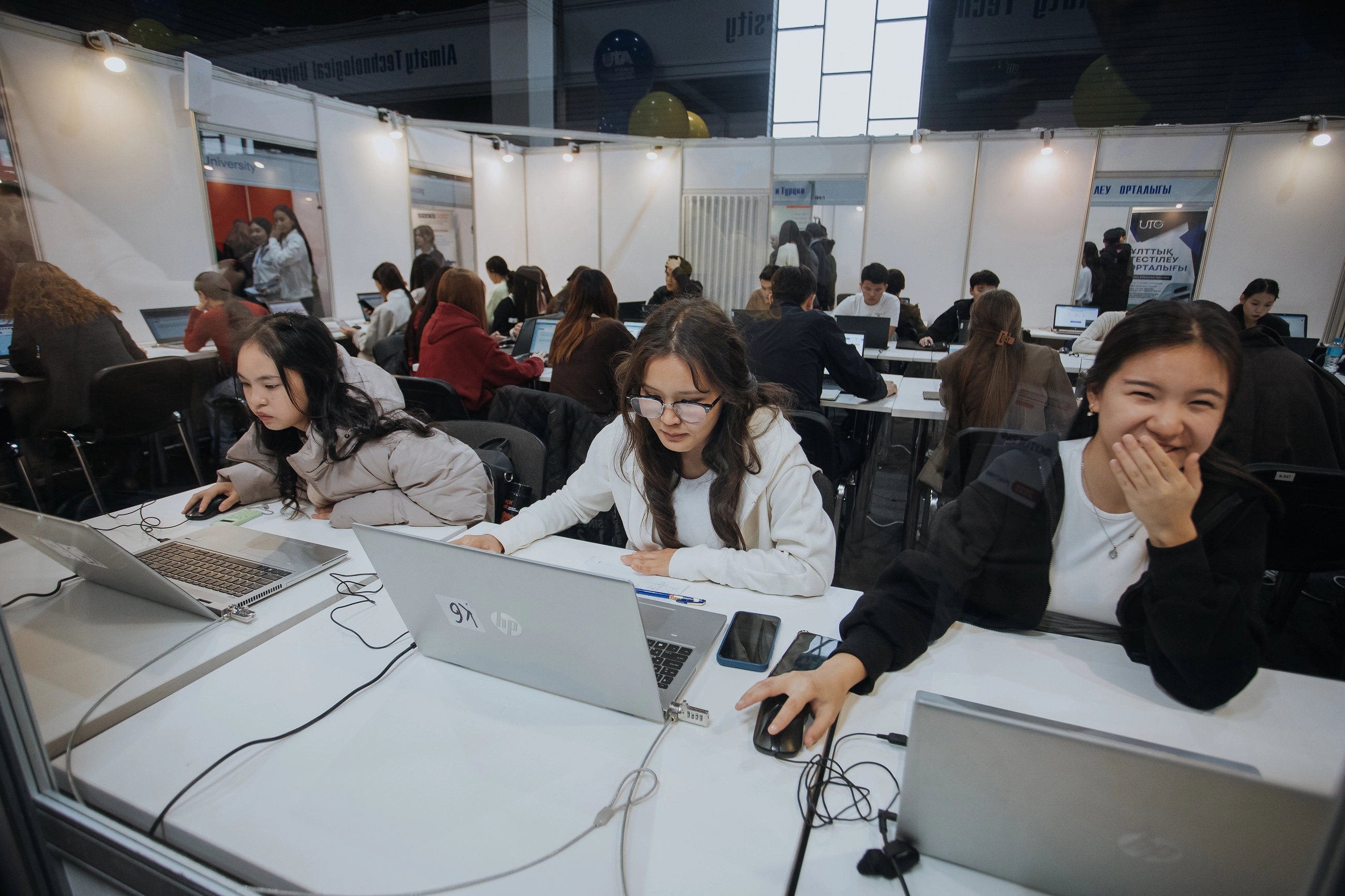 Студенты на выставке